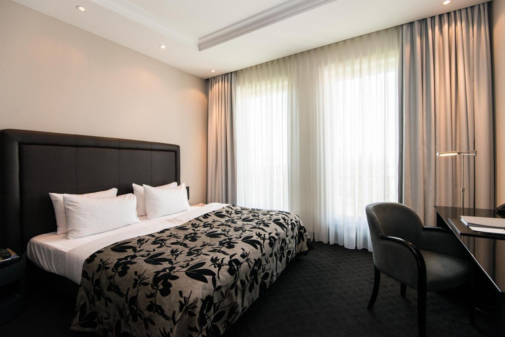 New Berlin Hotel Bagian luar foto