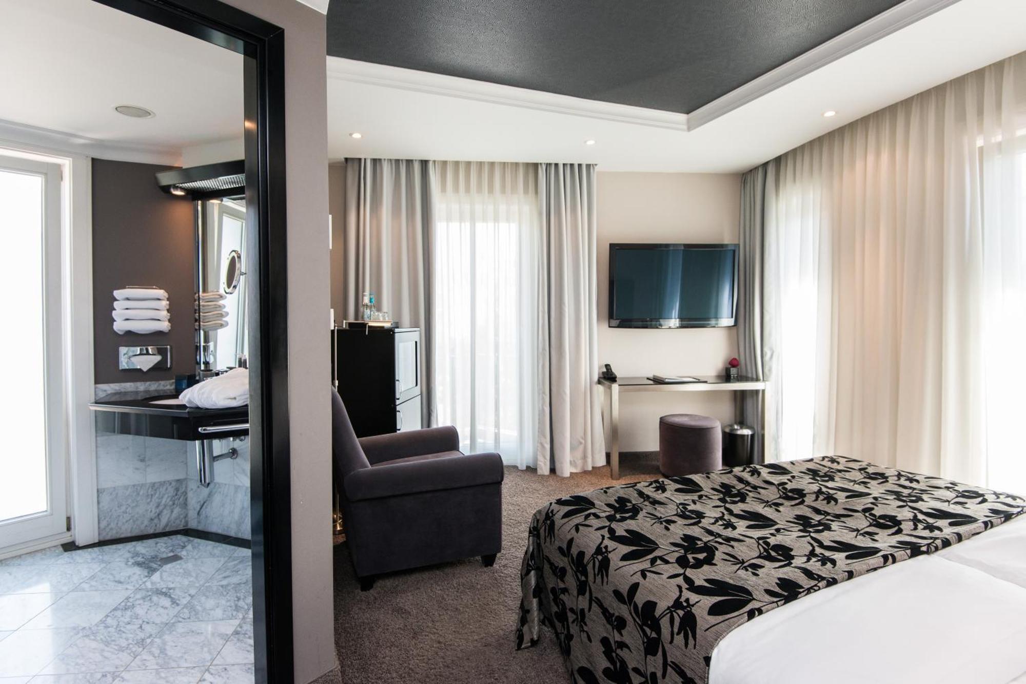 New Berlin Hotel Bagian luar foto