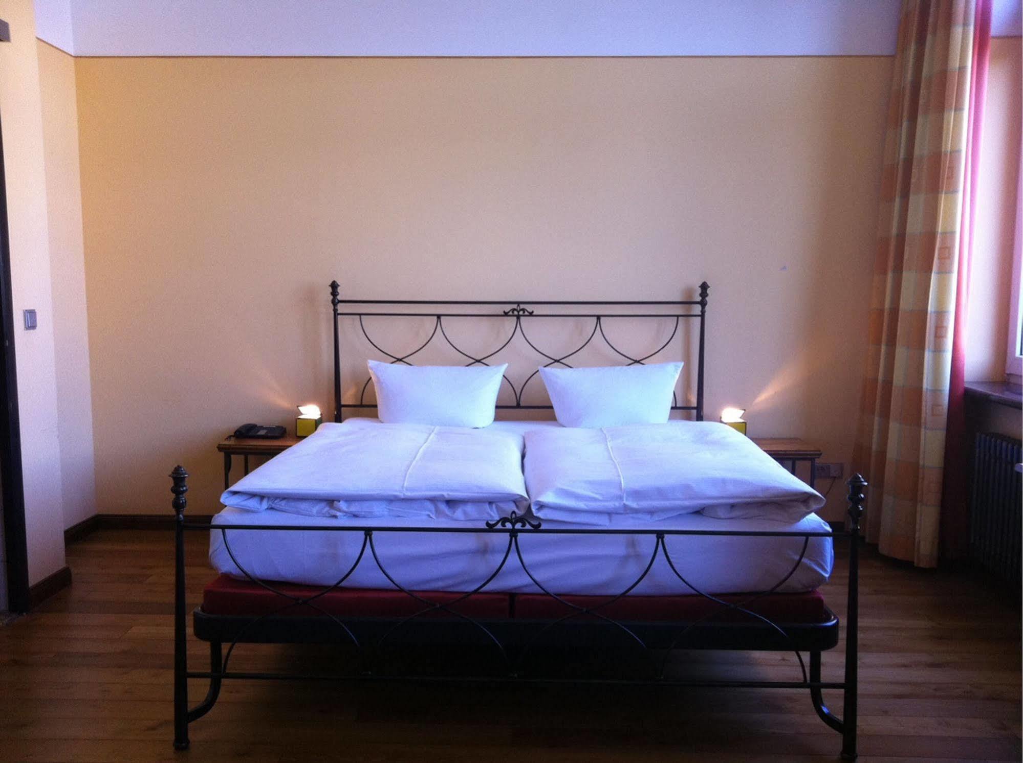 New Berlin Hotel Bagian luar foto