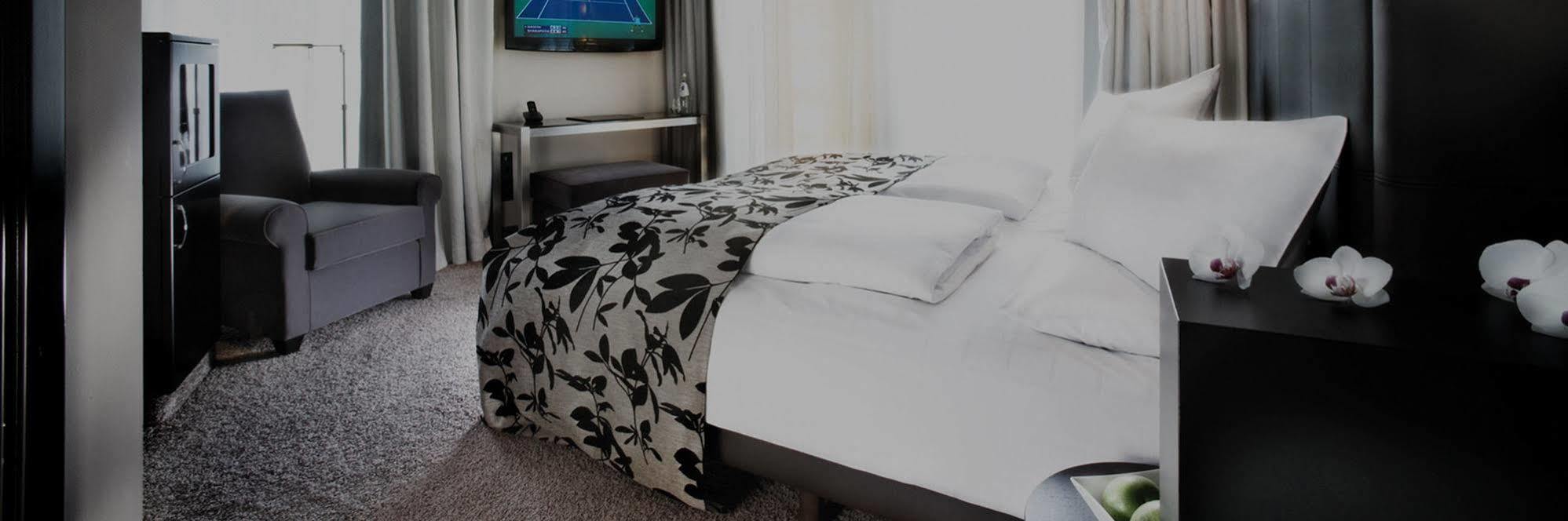 New Berlin Hotel Bagian luar foto