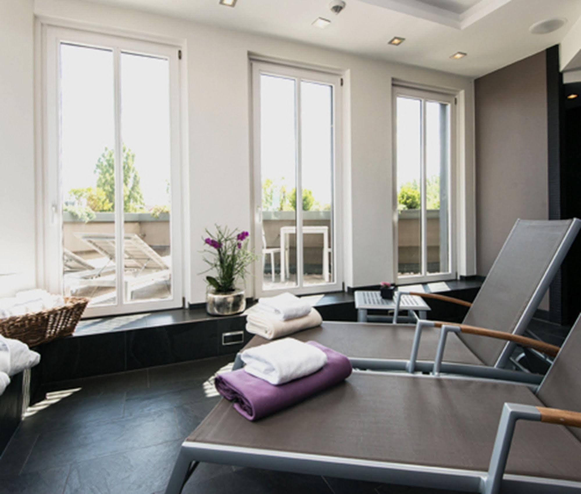 New Berlin Hotel Bagian luar foto
