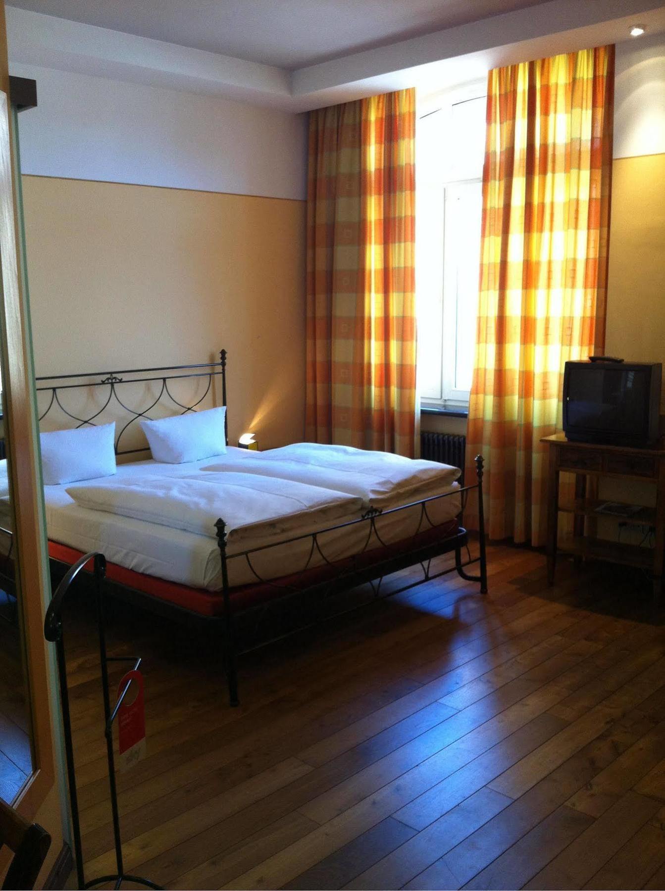 New Berlin Hotel Bagian luar foto